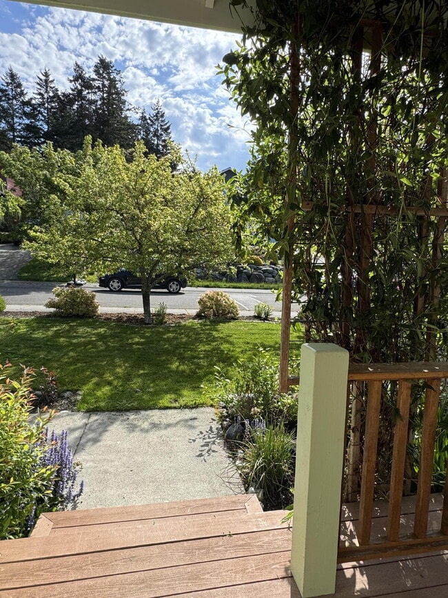 Photo - Single-family 3-bedroom home in a desirable neighborhood in town!