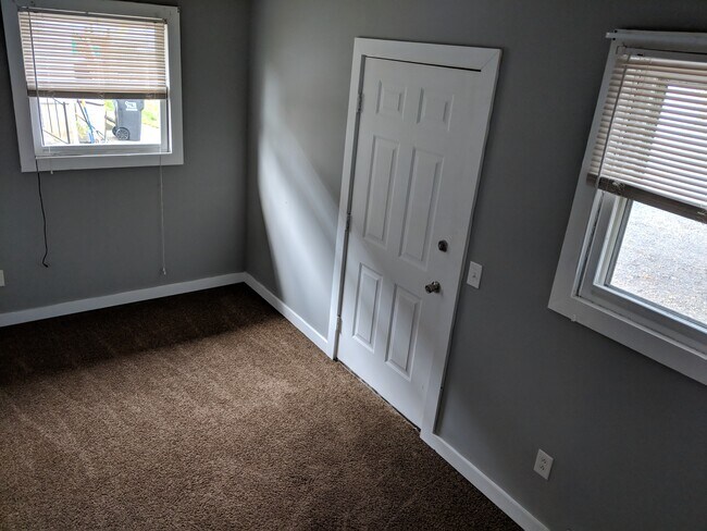 Photo - 528 Barry St