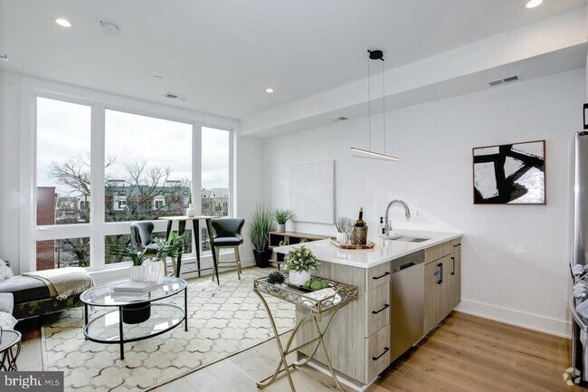 Building Photo - 1014 1/2 17th Pl NE Rental