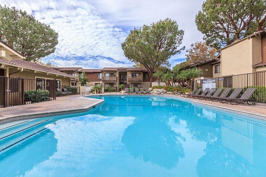 Raintree Apartment Homes For Rent in Brea, CA