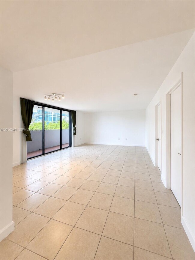 Photo - 555 NE 30th St Unidad 404