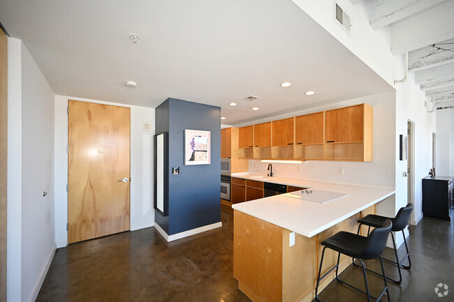 Building Photo - 21 W 10th St Rental