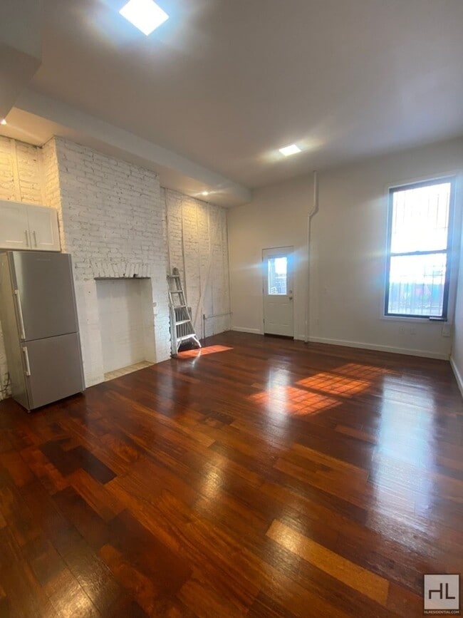 Building Photo - CENTRAL AVENUE / Spacious Bushwick 1 Bed 1-Bath