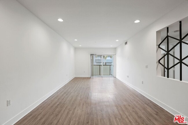 Photo - 1439 N Poinsettia Pl Unit 208