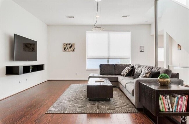 Building Photo - 2423 Wentworth St Rental