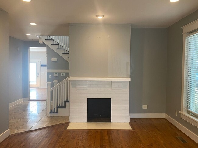 Building Photo - Vanderbilt Place - Wonderful Location 3 bedrooms/3 1/2 baths