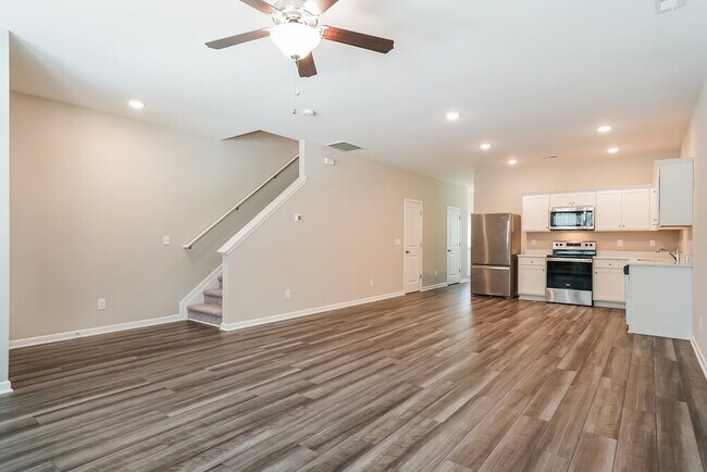 Photo - 530 Landing View Dr