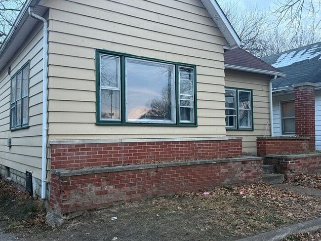 Building Photo - Large 3 Bedroom House - Pets Welcome!!