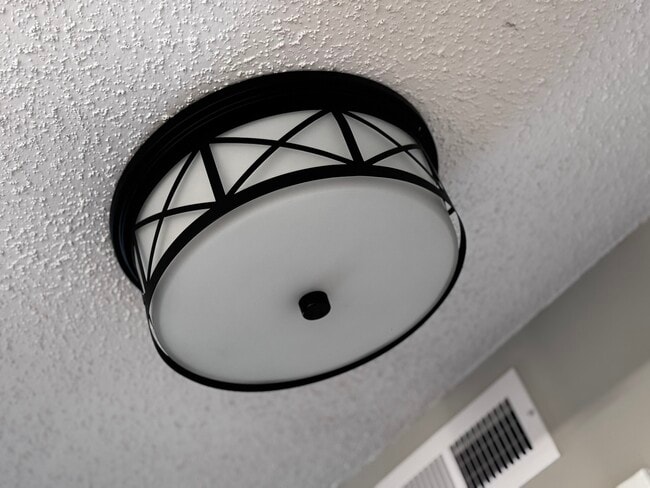New light in entry - 122 Turnwood Ln Unit 122 Turnwood Lane