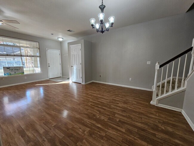 Building Photo - Beautiful Townhome - Great Location - Gara...