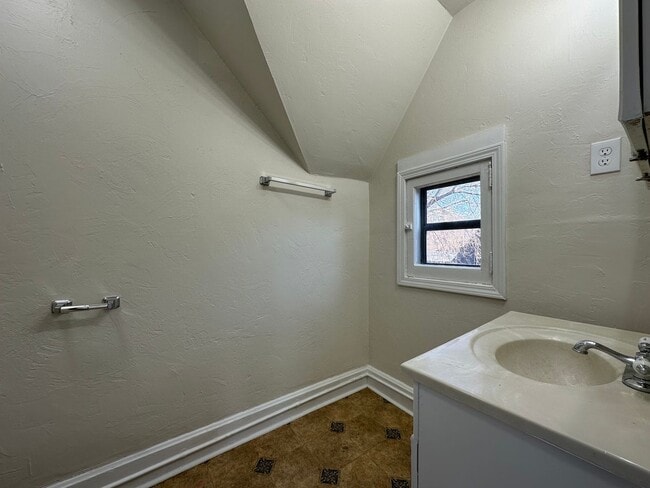 Photo - 1237 E Walnut St Unit C - Upper