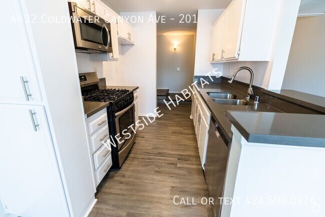 Building Photo - Gorgeous NEWLY RENOVATED apartment with a ... Unit 201