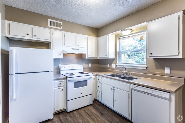 2 BR, 1,5 BA - 775SF