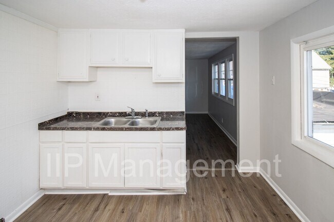 Photo - Cleveland Westside UP Unit 3bed 1bath ***$... Unit Upper 2