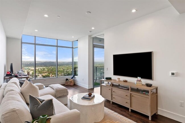 Building Photo - 501 West Ave Unit 3402