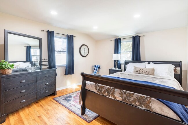 Photo - 2346 Pine St