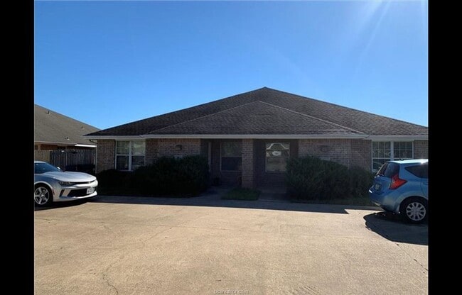 Photo - Spacious 3 bedroom / 3 bath duplex in convenient location