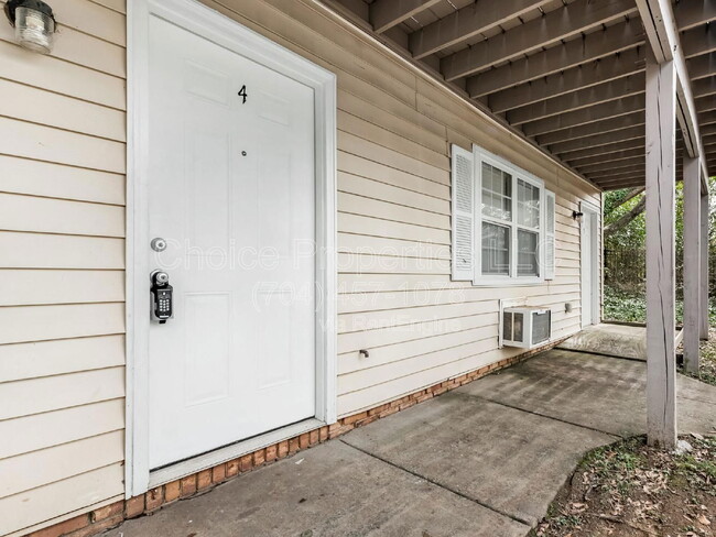 Building Photo - 2611 Holton Ave Unit 4