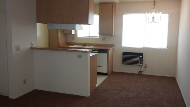 Cocina - 16808 Sherman Way