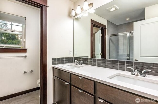 Master bathroom - 7174 Shinkle Pl SW