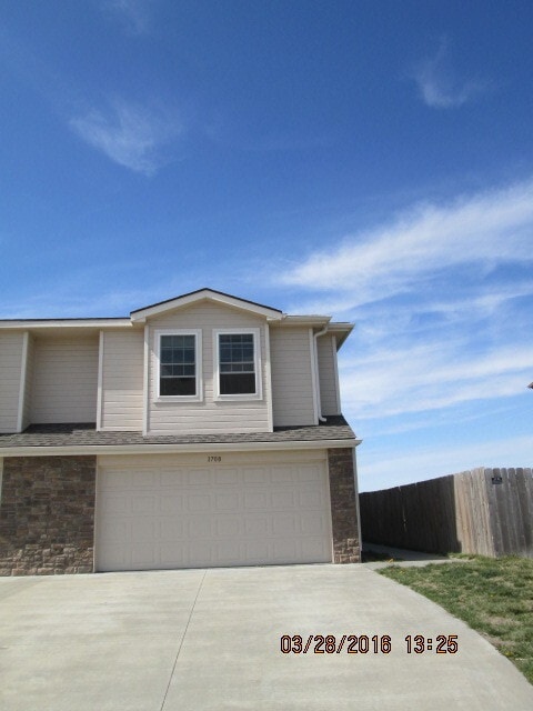 Building Photo - Beautiful Townhome Plenty of Space