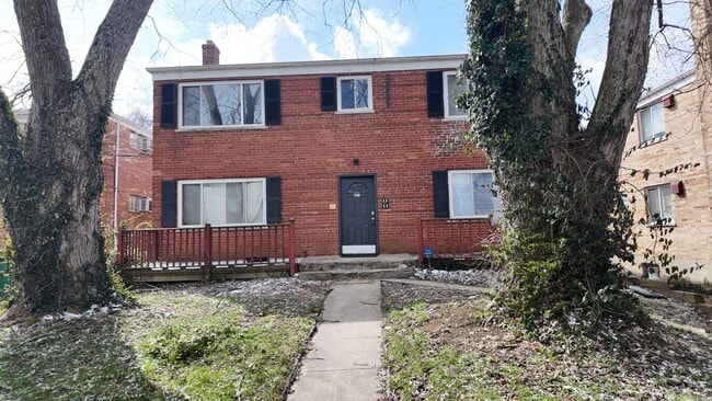 Building Photo - Charming 2-Bed Gem with Hardwood Floors & Large Living Room – Great Value in Cincinnati Unit 3