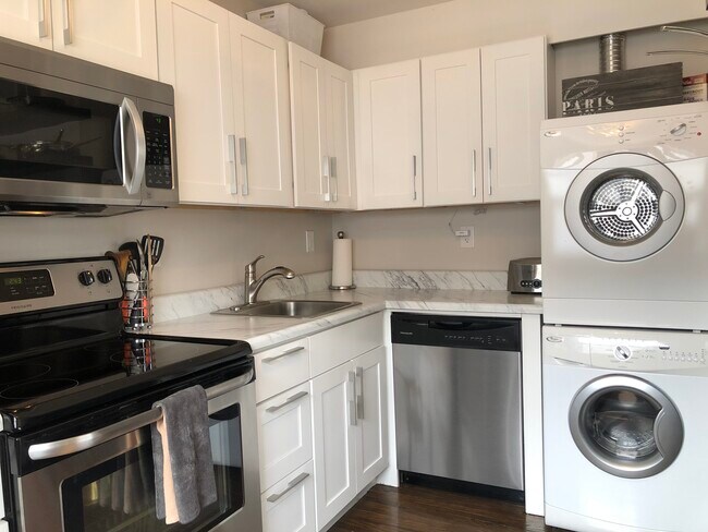 Photo - 597 Curzon Av