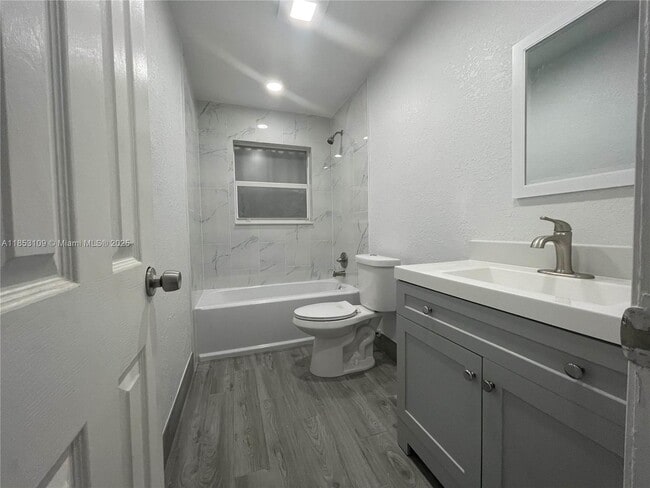 Building Photo - 1719 Lincoln St Unit 1 Rental