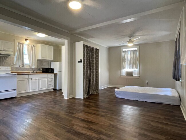 Photo - Charming 2 Bedroom 1 Bathroom Home for Rent! Unit 1938 Oleander St.