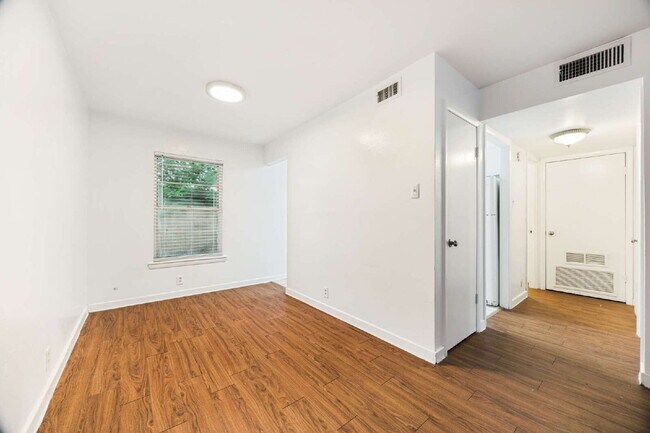 Photo - "Charming 1-Bedroom Retreat in Sherman - Your Perfect Urban Escape!" Unit 3