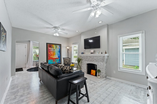 living room - 914 8th St N Unit STUDIO