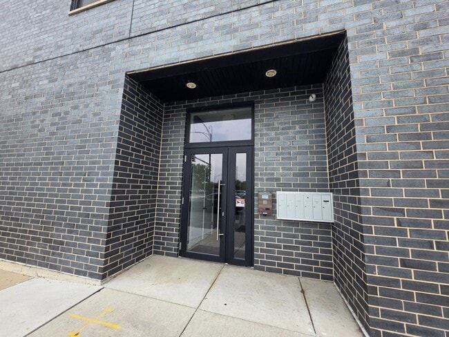 1203 W Augusta Blvd Unit 2S