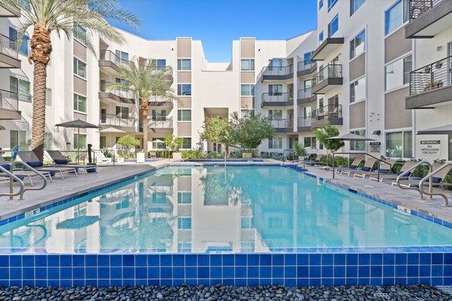 Photo - Axis Camelback