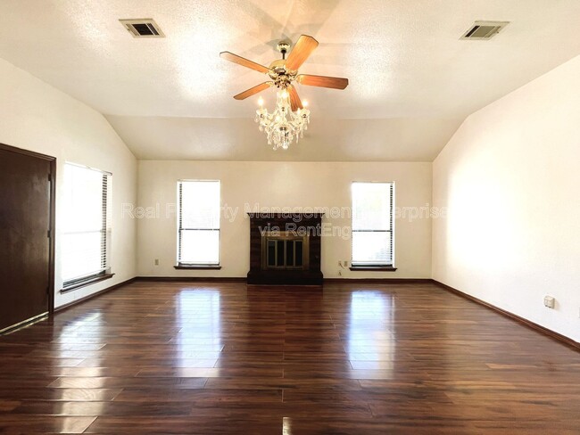 Photo - 5804 Republic Dr