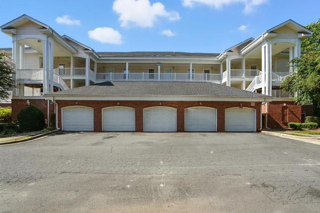 Building Photo - Move-in Ready: 2 Bedroom Condo!