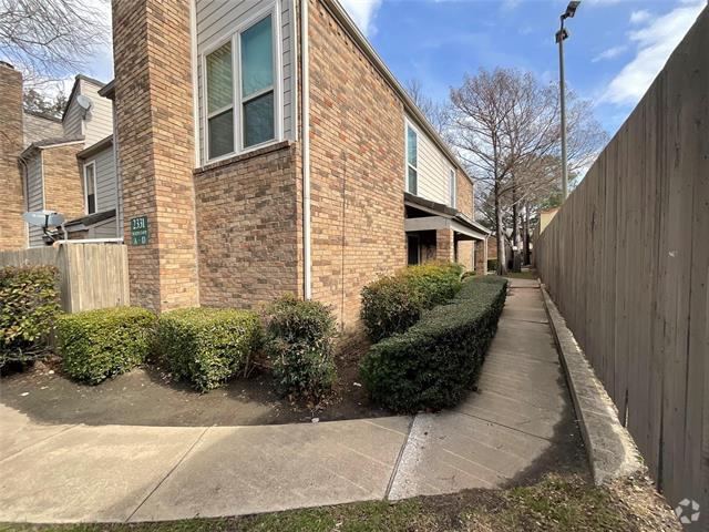 Building Photo - 2331 N Davis Dr Unit D Rental