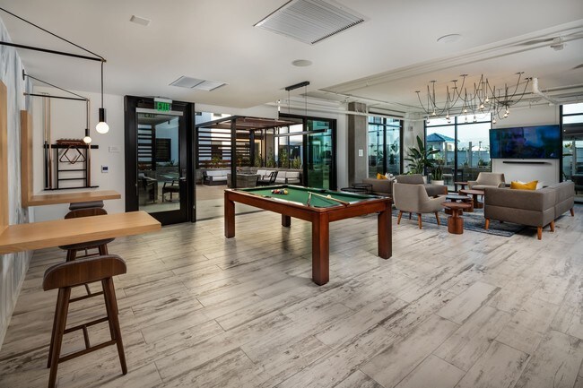 Pierside South apartments — community photo