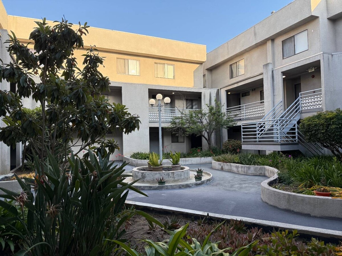 Photo - 550 West Stocker Street Apartments