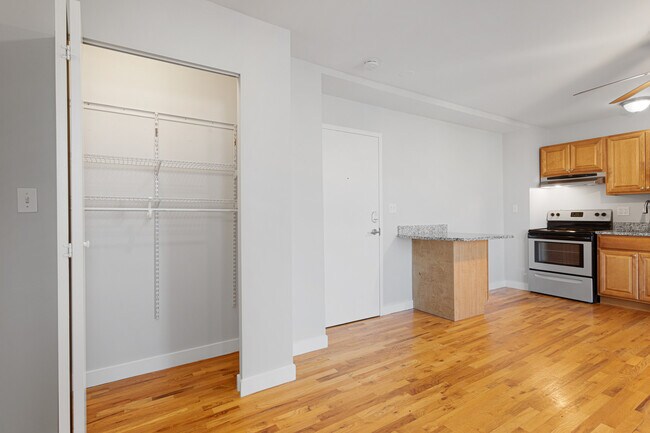 Photo - 7450 N Greenview Ave