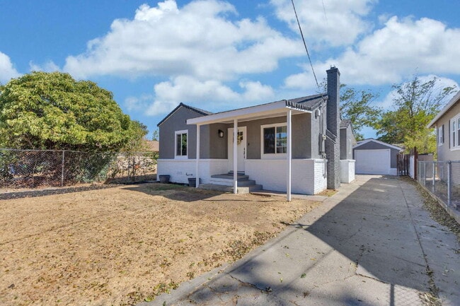 Building Photo - 2 Separate Units on One Lot – Ideal for Family/Next Gen Living!