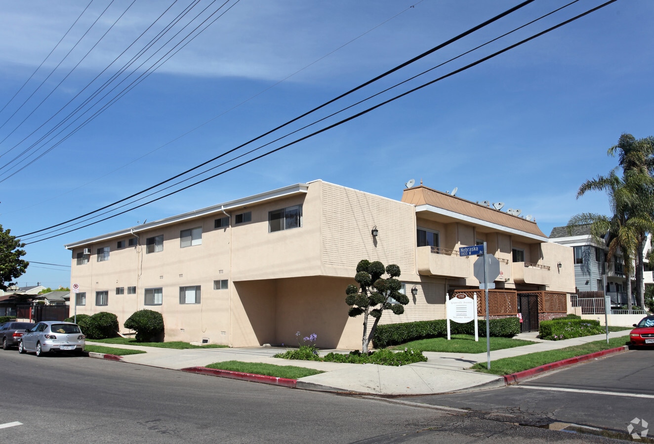 Primary Photo - 1755 Granville Ave