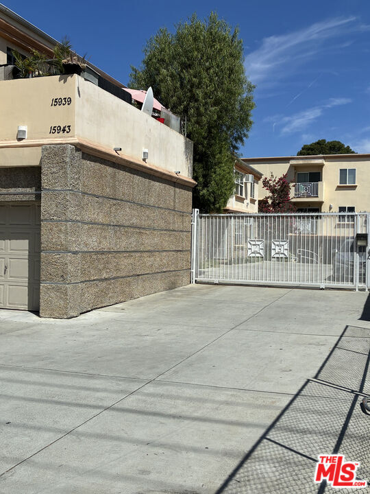 15943 Victory Blvd