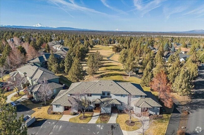 Building Photo - Want to live on a golf course with access ... Rental
