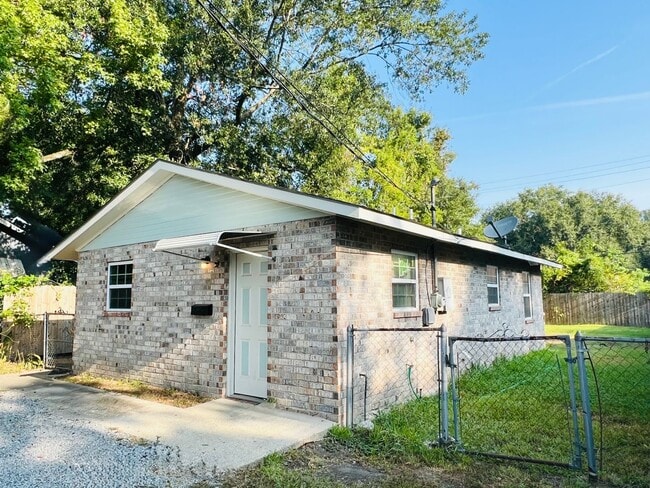 Building Photo - 3433 Hollywood St Rental