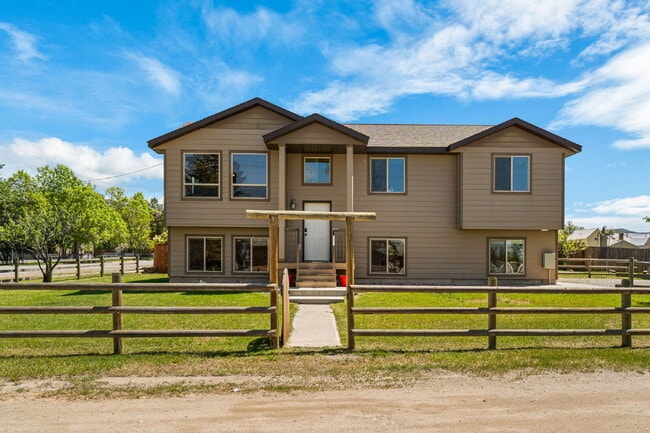 Building Photo - Spacious 3-Bed, 2-Bath Upper-Level Duplex Rental