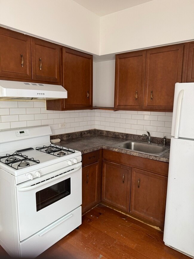 Photo - 140 College St