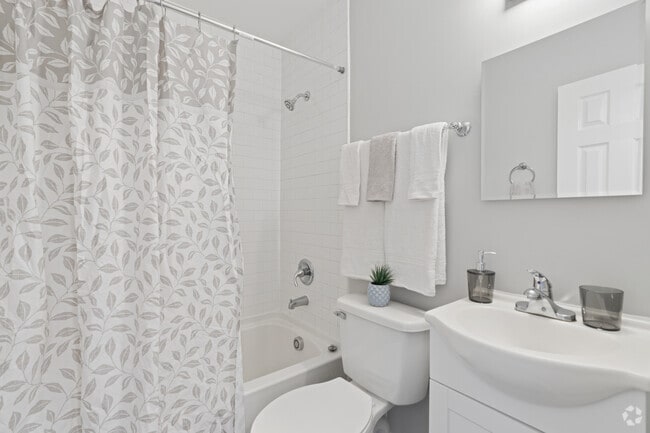 2BR, 1.5BA - 785SF - Bathroom