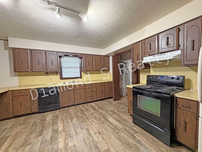 Photo - 3 Bedroom Home Located Near Sunset & Campbell