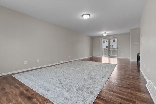 Gran sala de estar y comedor abiertos. - W6155 Aerotech Dr Casa Adosada