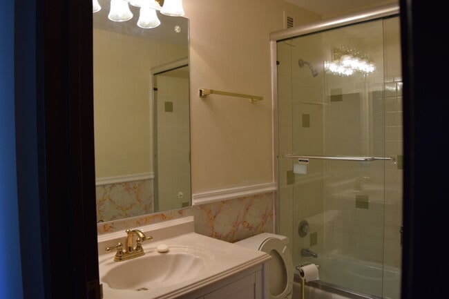 Photo - 2211 S Stewart Ave Unit 3D